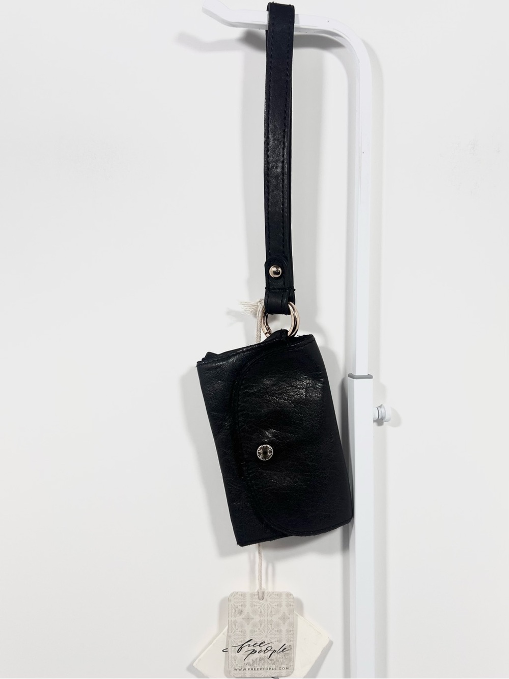 ✨ NWT | SOLD OUT | Free People | 100% LEATHER | Black Wristlet Lanyard Wallet - Picture 3 of 5